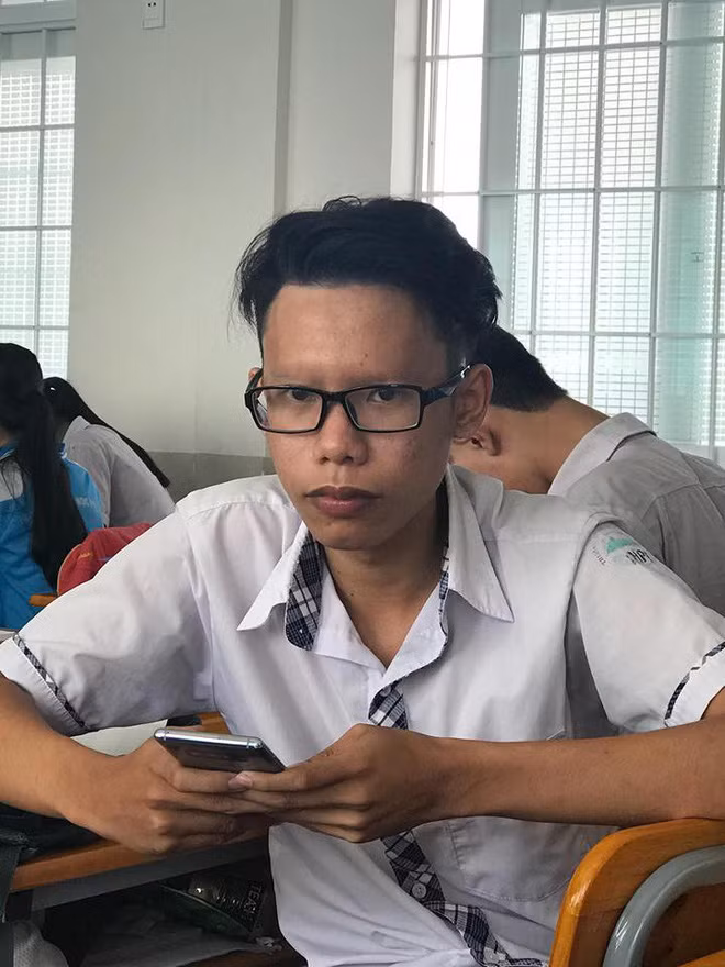 Sau khi đăng lên mạng, bài viết đã thu hút sự chú ý của nhiều người dùng Facebook nhất là lứa tuổi học sinh bởi sự kì dị của bức ảnh.