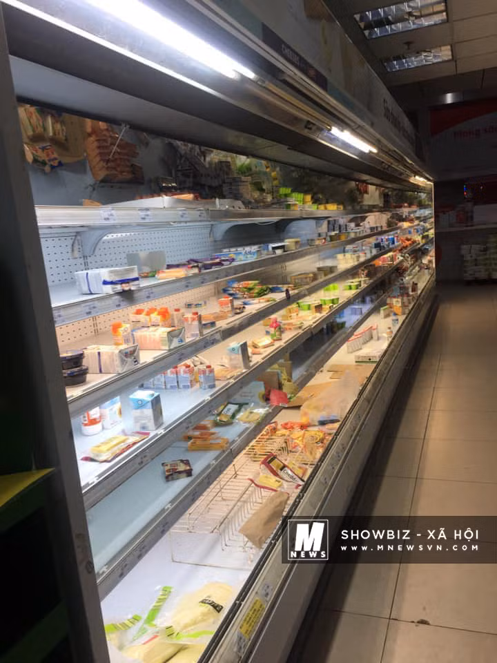 Hình ảnh hàng hóa tại quầy đồ ăn ngổn ngang không khác gì một bãi chiến trường do chính những người dân thiếu ý thức gây ra.