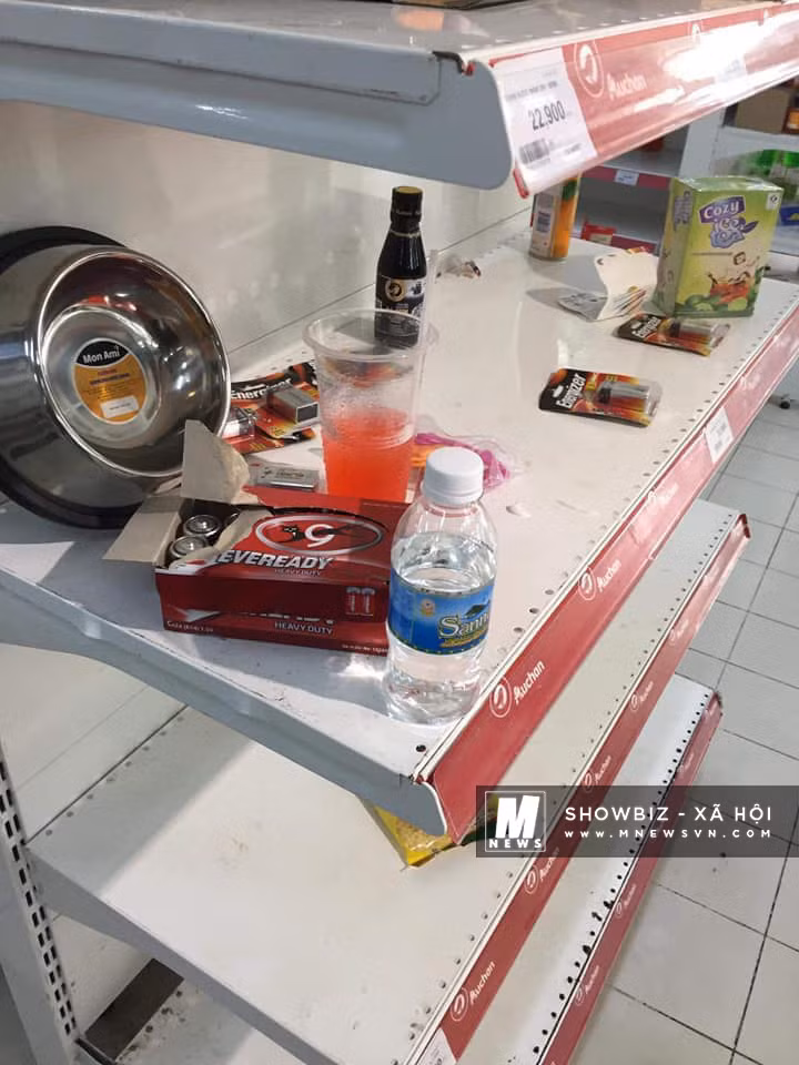 Ngay sau khi được chia sẻ, những hình ảnh trên đã nhanh chóng thu hút được nhiều sự chú ý và bình luận của cư dân mạng. Dù chưa thể khẳng định chắc chắn đây có phải cảnh tượng được ghi lại tại cửa hàng nào của chuỗi siêu thị Auchan nhưng cũng đã phần nào phản ảnh được ý thức kém của một số bộ phận khách hàng.