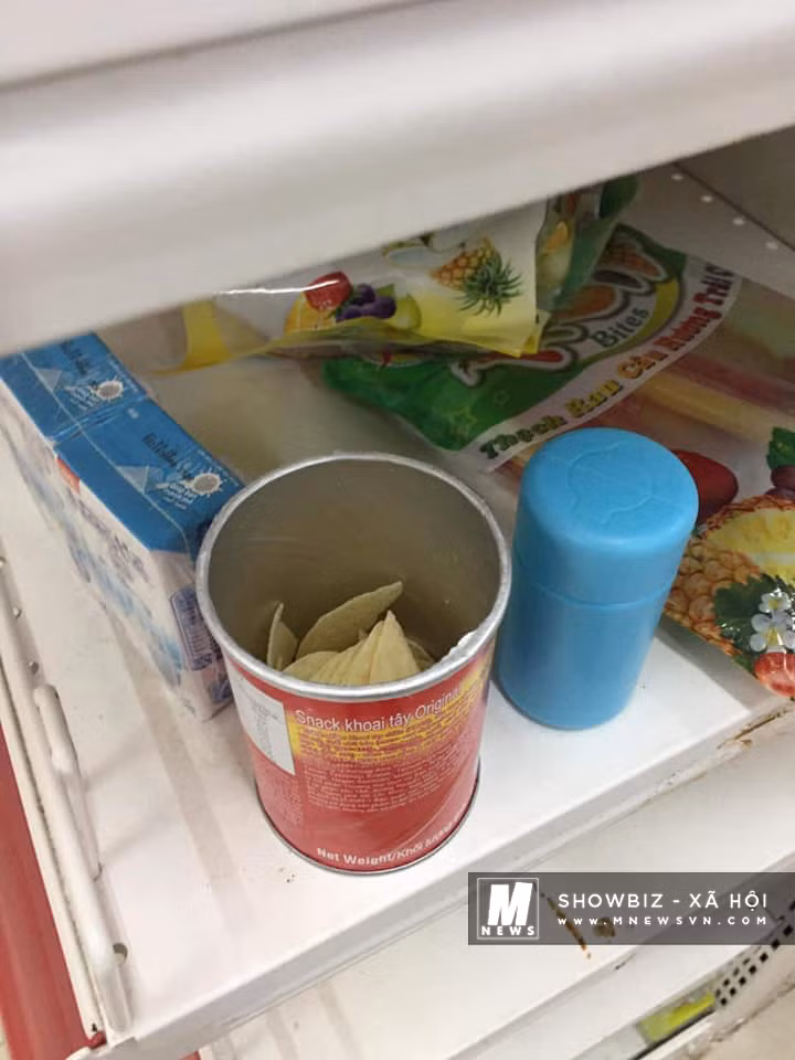 Hộp bánh Snack được một khách hàng mở và sử dụng, sau đó để lại luôn ngay trên kệ hàng.