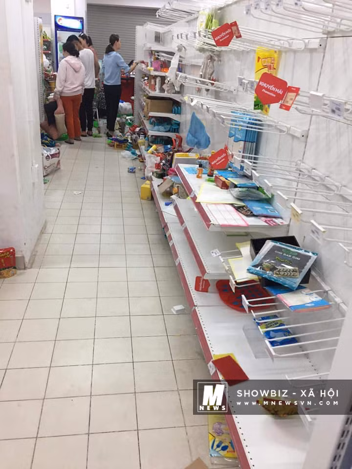 Hình ảnh tan hoang tại 1 góc bán đồ gia dụng của siêu thị Auchan vào sáng ngày 22/5 được 1 dân mạng ghi lại và chia sẻ rộng rãi trên MXH.