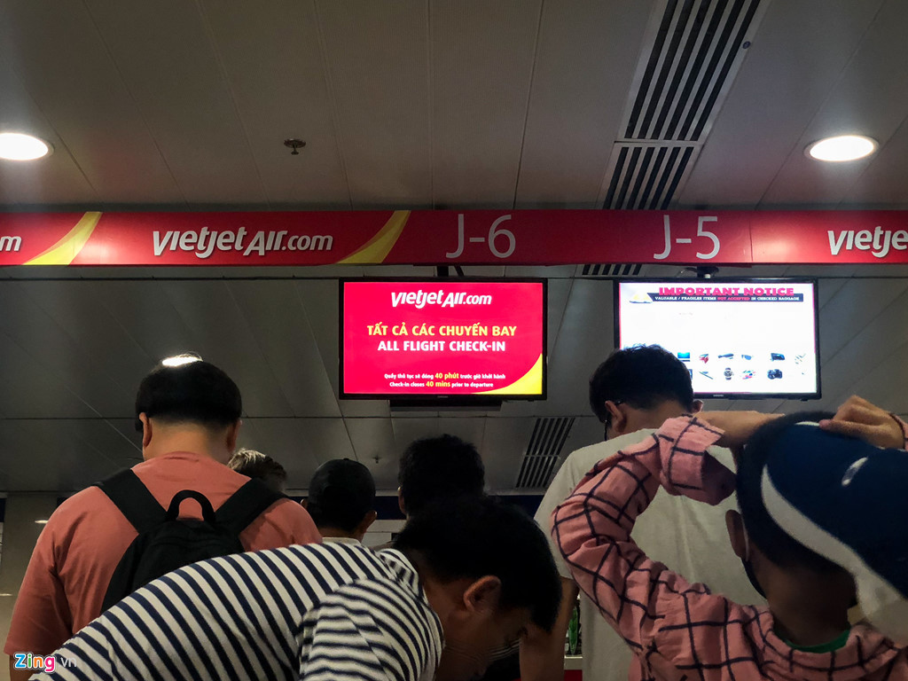 Trong những ngày này, các quầy làm thủ tục đều có thể check-in cho tất cả các chuyến bay, không chia theo khu vực như ngày thường.