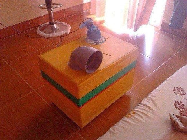 "Khi mà thời tiết quá nóng mà nhà lại không có điều hòa. Em như được trở về tuổi thơ vậy mọi người ạ. Cả nhà thì cứ kêu nóng thế với nóng vừa, riêng em nằm đây thấy mát lạnh cả người luôn!" - Facebook Hoàng Thu Yến chủ nhân của cách chống nóng độc đáo trên chia sẻ.