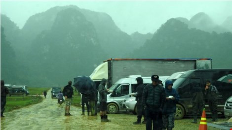 Tân Hóa ngày 24/2 mưa tầm tã nhưng đoàn làm phim vẫn làm việc chuyên nghiệp.