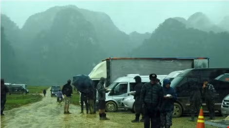 Tân Hóa ngày 24/2 mưa tầm tã nhưng đoàn làm phim vẫn làm việc chuyên nghiệp.