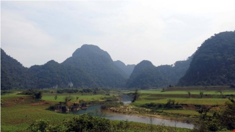 Tối cùng ngày, UBND tỉnh Quảng Bình mở tiệc chiêu đãi lãnh đạo đoàn phim tại Oxalis home để bày tỏ sự trọng thị với hãng làm phim “Kong: Skull Island” có các cảnh quay tại địa phương này. Thành phần mời hạn chế và không có mặt báo chí. Truyền thông được thông báo đây là cuộc mời riêng tư và theo yêu cầu không đưa báo chí vào để có không gian riêng.