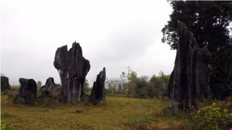 Trong khi đó, hiện trường ở Yên Phú lúc đoàn làm phim rời đi, những dấu chân quái thú khổng lồ được thiết kế giữa mô đất lòng hồ được trả lại một cách tinh tế theo phong cách cẩn trọng giữ gìn môi trường kiểu Hollywood. "Họ đào từng lát đất trong khoảng 4m2 để quay sau đó họ lấy từng lát đất bỏ lại hiện trạng. Đúng là chu đáo", ông Cao Văn Tuấn nói.