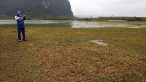 Những nhân vật vật lộn trên dòng suối, chiến đấu với những tình huống nghẹt thở. Diễn viên dầm mình trong suối lạnh và mưa cả ngày, hết mỗi đợt diễn lên bờ được trợ lý chăm sóc bằng cách quấn giấy kiếng chống lạnh và có người choàng chăn dày để ủ ấm, giữ sức.