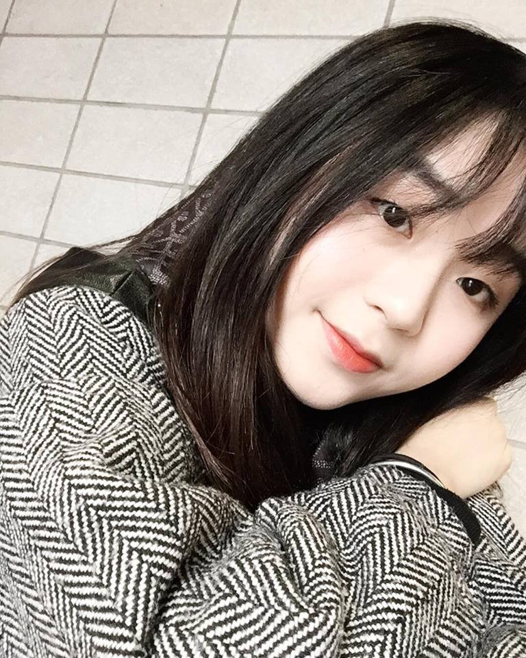 Theo chia sẻ của Linh Kett, cô bạn ấp ủ dự đinh du học Trung Quốc từ 1 năm trước đây. Vì không muốn bỏ dở bất kỳ điều gì nên cô đã không tham gia hoạt động nghệ thuật nào trong một khoảng thời gian dài để chuyên tâm dành thời gian hoàn thành việc tốt nghiệp và chuẩn bị hành trang cho chặng đường du học.