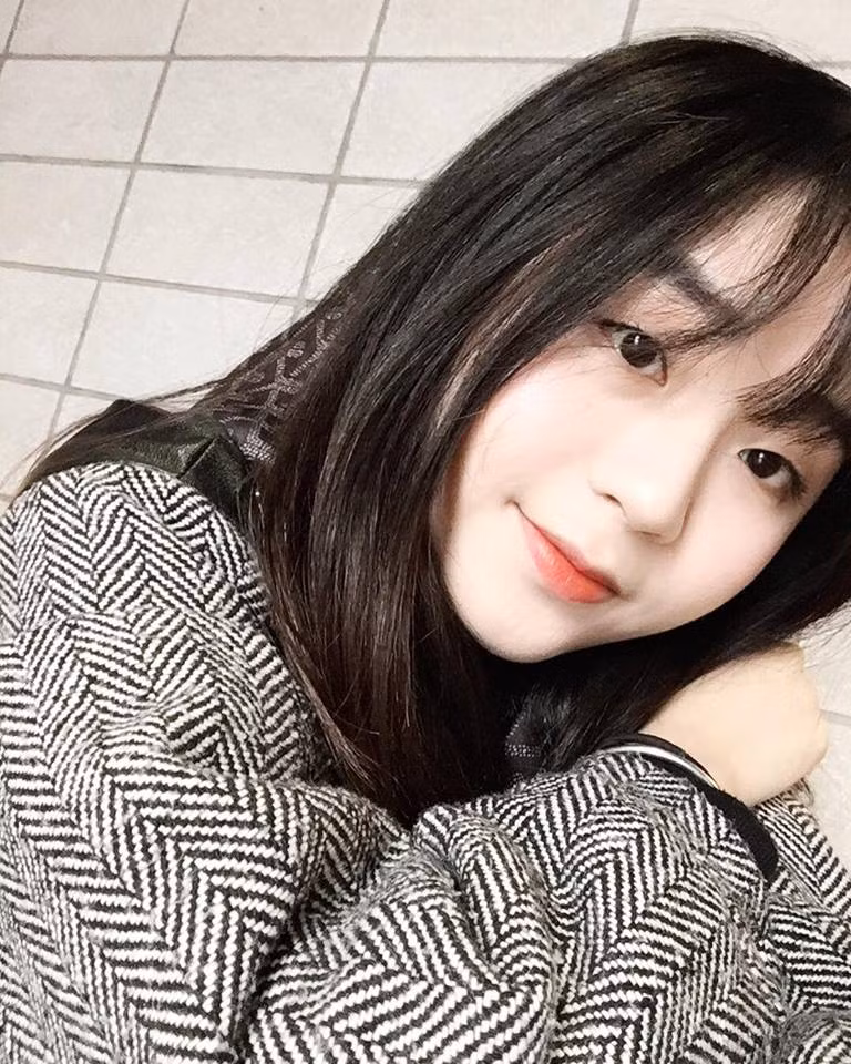 Theo chia sẻ của Linh Kett, cô bạn ấp ủ dự đinh du học Trung Quốc từ 1 năm trước đây. Vì không muốn bỏ dở bất kỳ điều gì nên cô đã không tham gia hoạt động nghệ thuật nào trong một khoảng thời gian dài để chuyên tâm dành thời gian hoàn thành việc tốt nghiệp và chuẩn bị hành trang cho chặng đường du học.