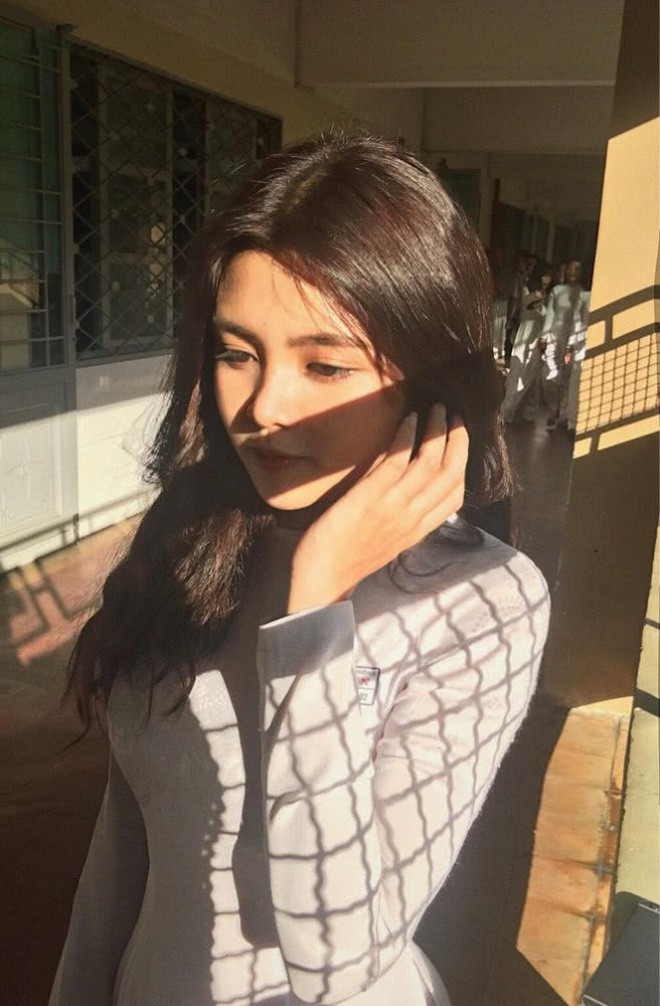 trang báo QQ của Trung Quốc đã đưa tin về nữ sinh Việt Nam với tựa đề: "Cô nữ sinh phổ thông quá xinh đẹp nên thường xuyên bị chụp lén"