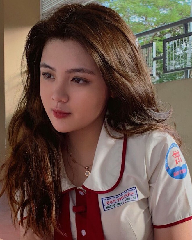 Đi kèm theo hình ảnh của Hoàng Anh là hàng loạt những dòng nhận xét "có cánh" như: Vẻ ngoài ngọt ngào, đáng yêu, khuôn mặt xinh xắn, thân hình đáng ghen tị, thích hợp để tham gia vào showbiz...