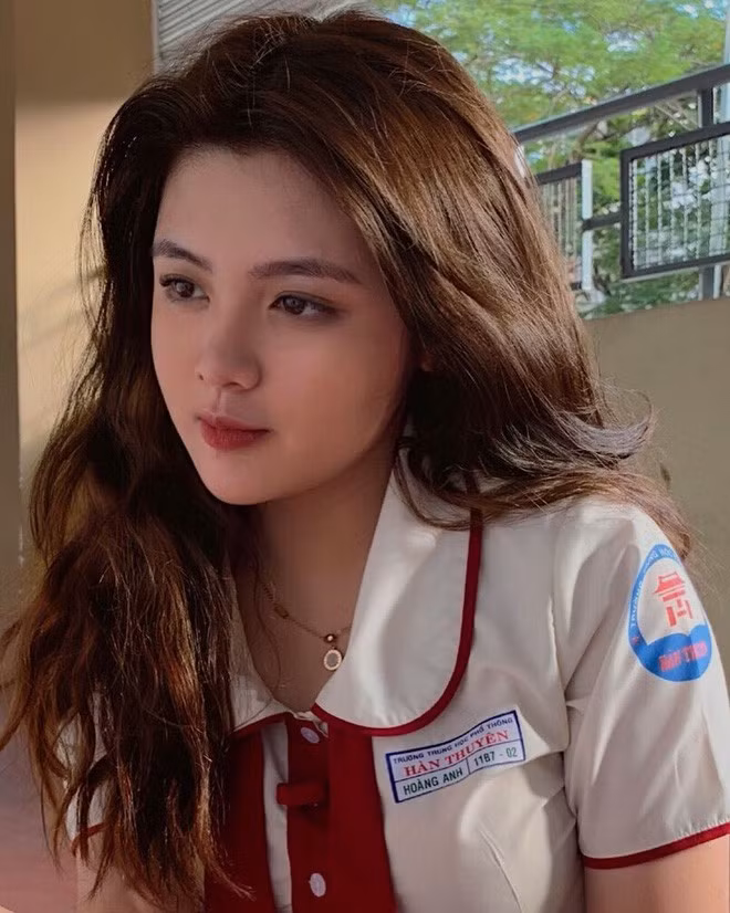 Đi kèm theo hình ảnh của Hoàng Anh là hàng loạt những dòng nhận xét "có cánh" như: Vẻ ngoài ngọt ngào, đáng yêu, khuôn mặt xinh xắn, thân hình đáng ghen tị, thích hợp để tham gia vào showbiz...