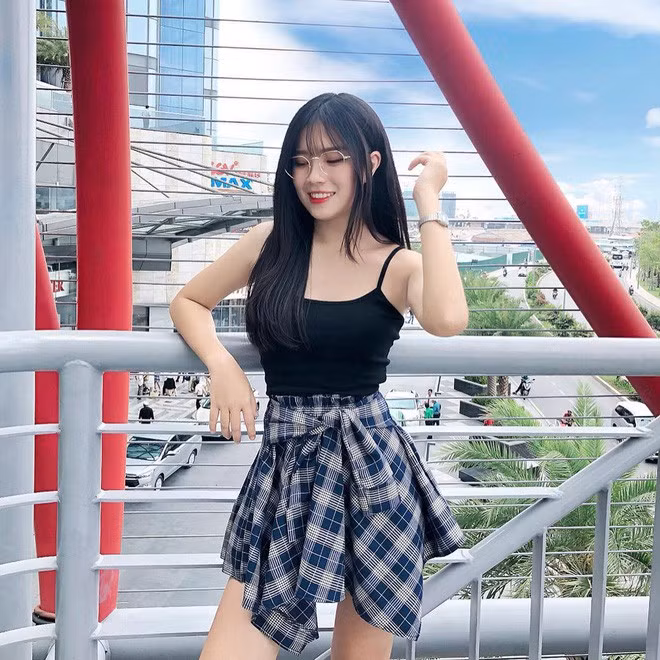 Được biết, Hân cao 1m68 và sở hữu số đo 3 vòng là 85-62-96. Ngoài việc học ở trường, cô nàng còn làm mẫu ảnh - công việc mà Hân đã bén duyên từ năm lớp 10.