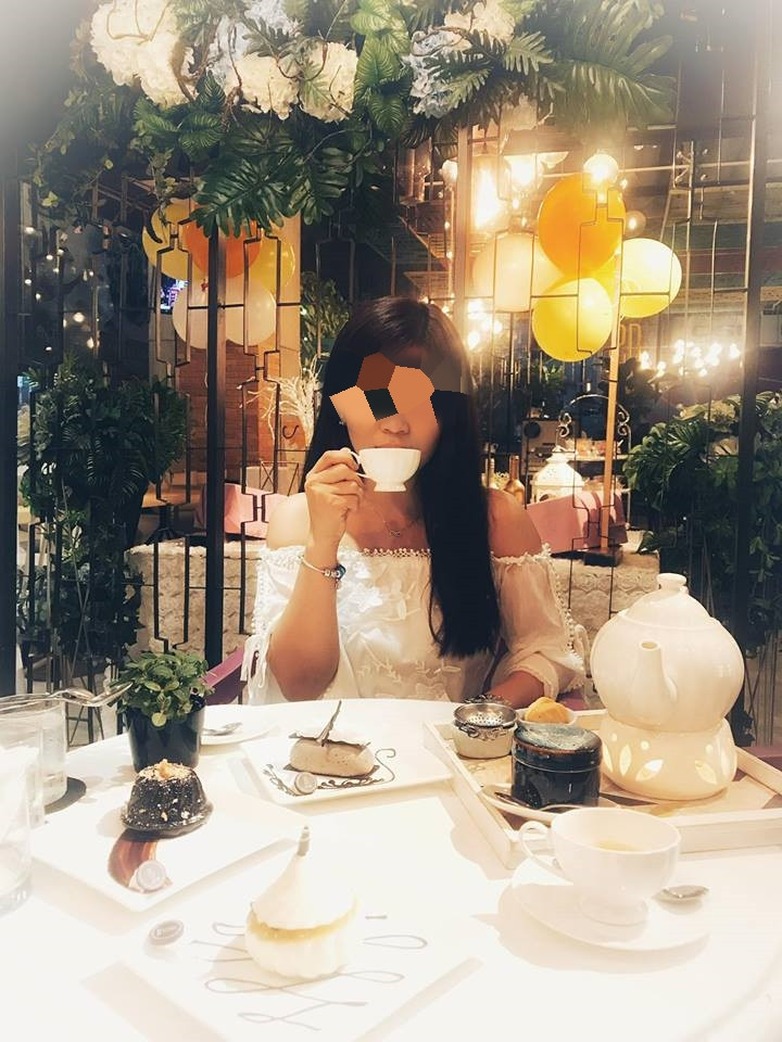 Còn về phía C.V chia sẻ trên trang Vietnammoi cô bạn này cho biết: "Em không biết chuyện gì đang xảy ra, những ngày qua em có tranh cãi với quản lý về công việc và vẫn chỉ đi làm, về nhà. Sau một đêm, em nhận được tin và mọi người đều quy chụp về phía em với những thông tin không hề có căn cứ. Hiện tại, em xin mọi người hãy bình tĩnh, xác minh đúng thông tin trước khi khẳng định vì điều này ảnh hưởng rất lớn đến tinh thần, sự nghiệp và cả tương lai của em"