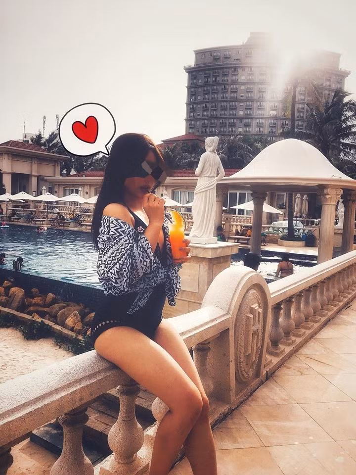 MC C.V từng gây sốt tại chương trình "Vì yêu mà đến" với màn tỏ tình với MC Quang Bảo và đã hạnh phúc khi cùng anh chàng nắm tay ra về. Tuy nhiên sau đó cả hai duy trì mối quan hệ bạn bè.