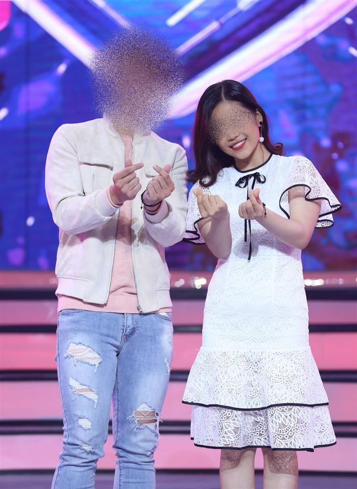 Mọi nghi ngờ về việc nữ MC bán dâm dấy lên khi một bức hình đăng tin bán dâm đã dùng ảnh của cô nàng này nhưng che mặt đi. Dân mạng đã nhanh chóng tìm ra những bức hình giống hệt trên trang cá nhân của C.V