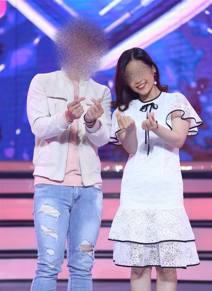 Mọi nghi ngờ về việc nữ MC bán dâm dấy lên khi một bức hình đăng tin bán dâm đã dùng ảnh của cô nàng này nhưng che mặt đi. Dân mạng đã nhanh chóng tìm ra những bức hình giống hệt trên trang cá nhân của C.V