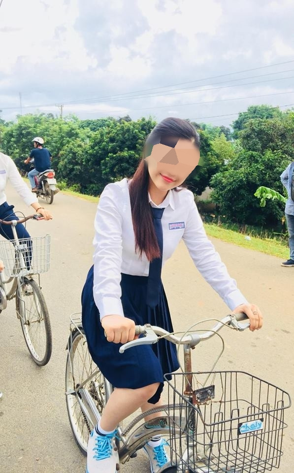 Theo như tin đồn dân mạng phỏng đoán, danh tính người đẹp bán dâm đó là C.V, một gương mặt nữ sinh nổi tiếng của trường Cao đẳng Phát thanh - Truyền hình.