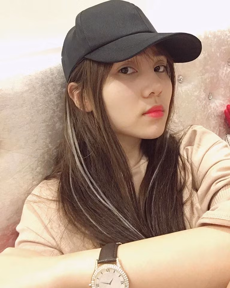 Được biết, mới đây nhất Bạch Diệp đã góp mặt trong phim hài Tết "Đại gia chân đất 7" và đánh dấu sự lấn sân sang nghiệp diễn xuất của cô hot girl Thái Nguyên.