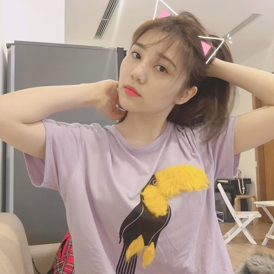 Bức ảnh ngồi đơm cỗ nổi tiếng vừa qua của hot girl Bạch Diệp đã được các anh em truyền tay với tốc độ ánh sáng. Chỉ là khoảnh khắc chụp trộm vô tình khi cô phụ giúp trong bữa cỗ của gia đình tại Thái Nguyên đã giúp cô bạn xinh đẹp này tiếp tục lên sóng mạng xã hội sau thời gian tập trung cho việc học tập.