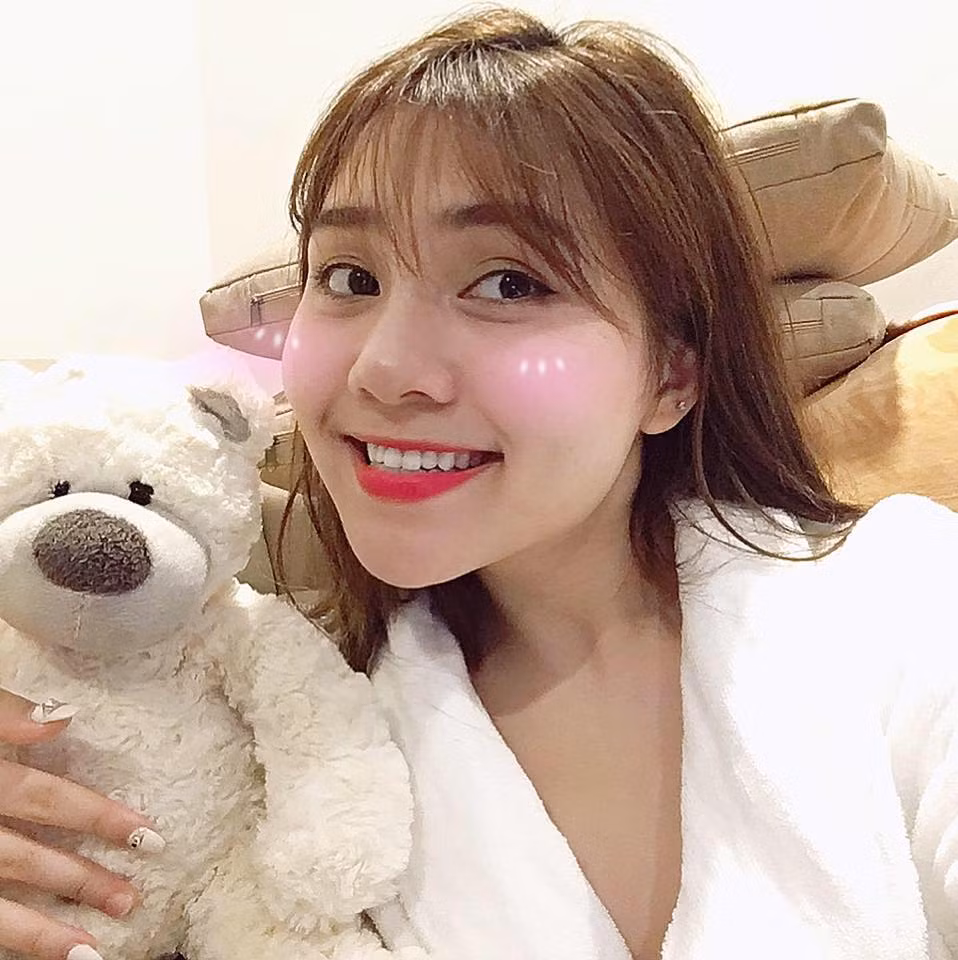 Bạch Diệp sinh năm 1996, là sinh viên chuyên ngành Thanh nhạc, Đại học Văn hóa – Nghệ thuật Quân đội (Hà Nội). Hiện tại, ngoài học tập, Diệp đang kinh doanh online, làm mẫu tự do và đi hát tại quán cafe hay các chương trình lớn.