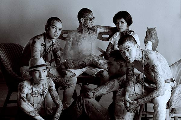 Nghệ thuật xăm hình không còn xa lạ với người Việt. Nhất là khi có quá nhiều bạn trẻ mê mẩn và liên tiếp tậu lên cơ thể những hình xăm lớn nhỏ với đủ màu sắc khác nhau. Lạ một điều, ai đã xăm thì sẽ "nghiện", cứ xăm mãi cho đến khi da thịt không còn chỗ trống và người trong giới gọi đó là "xăm kín người".