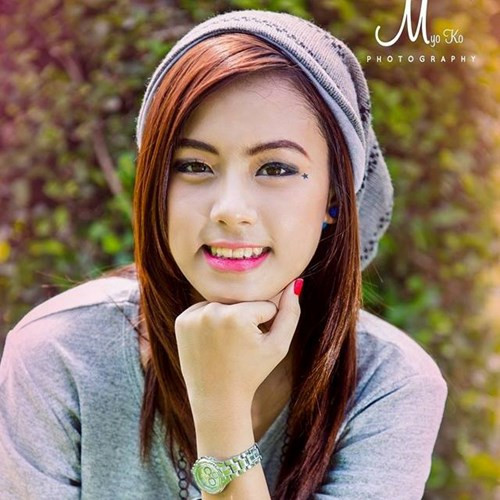 Không chỉ là phóng viên tác nghiệp tại hiện trường, Eaint Darli Linn còn thường xuyên góp mặt trong các chương trình bản tin thể thao với vai trò MC, người dẫn chương trình.