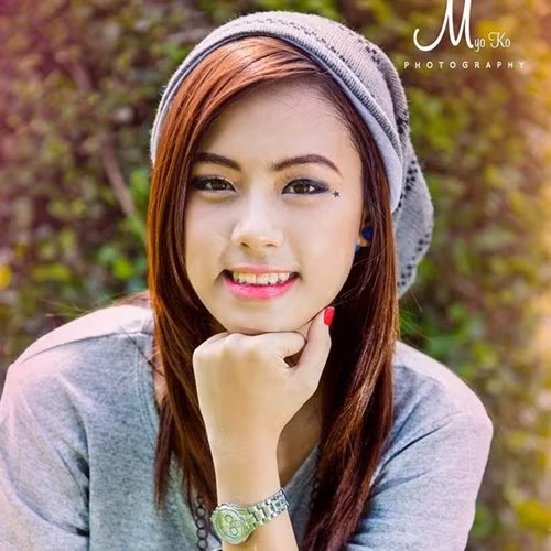 Không chỉ là phóng viên tác nghiệp tại hiện trường, Eaint Darli Linn còn thường xuyên góp mặt trong các chương trình bản tin thể thao với vai trò MC, người dẫn chương trình.