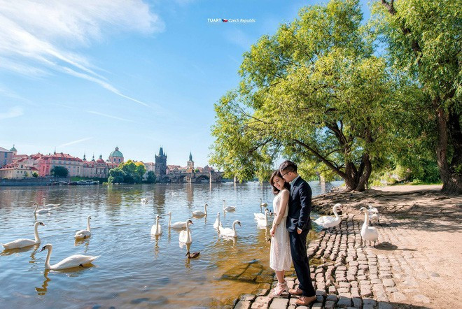 Trong khi đó, tâm sự của chú rể về bộ ảnh đặc biệt này trên Facebook cá nhân cũng gửi gắm thông điệp tình yêu đầy ý nghĩa: '26 tuổi có là quá muộn để bắt đầu những chuyến đi xa? Với chúng tôi thì không bao giờ là muộn cả. Chúng tôi vẫn hay nói chuyện theo kiểu không liên quan gì đến nhau như thế. Nhưng thật ra trong lòng hiểu nhau sâu sắc: Đi chứ, nhất định phải đi chứ! Mình vẫn trẻ mà, hãy tự tìm cơ hội cho mình.