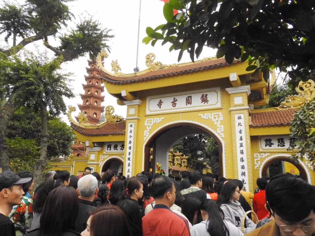 Cổng chùa Trấn Quốc sáng mùng 1 Tết.