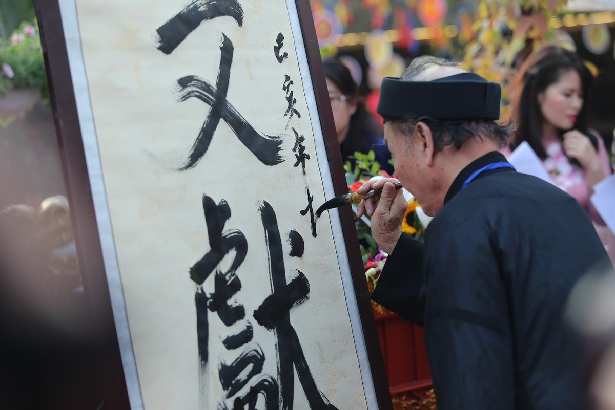 Tại đây, không chỉ đi xin chữ đầu năm theo truyền thống, nhiều người dân còn được thưởng thức nghệ thuật thư pháp của các nghệ nhân.