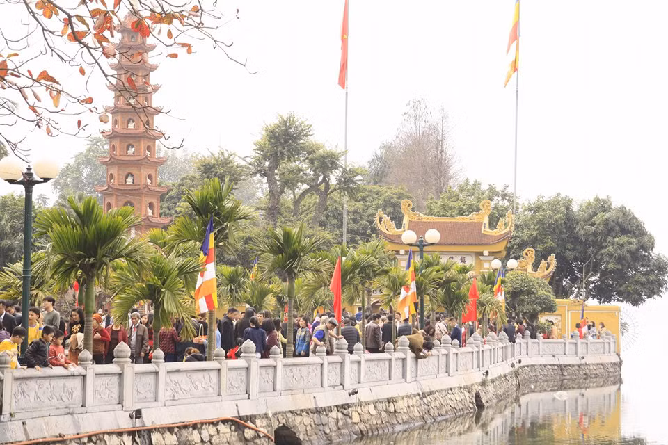 Các dịch vụ như bán hương, đồ lễ, muối lộc hay trông xe đều được sắp xếp khá quy củ để phục vụ người dân.