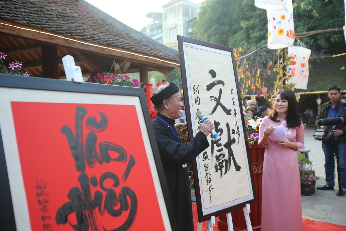 Có mặt tại Văn Miếu - Quốc Tử Giám, ngày hội khai xuân phố ông đồ đã diễn ra và thu hút được khá nhiều người dân.