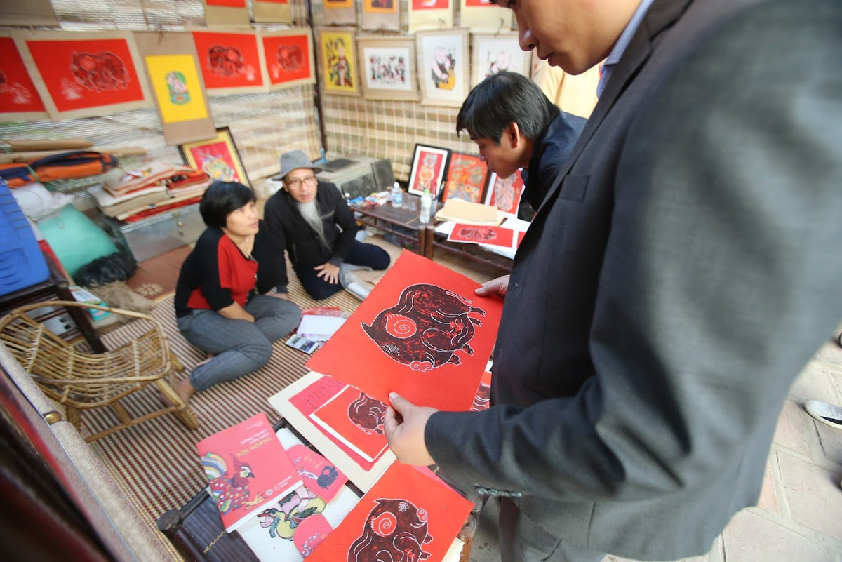 Không còn cảnh chen lấn, xô đẩy như mọi năm, năm nay BTC phố ông đồ đã quyết định tổ chức tại hồ Văn đối diện Văn Miếu để nhằm giảm thiểu tắc đường phục vụ người dân du xuân.