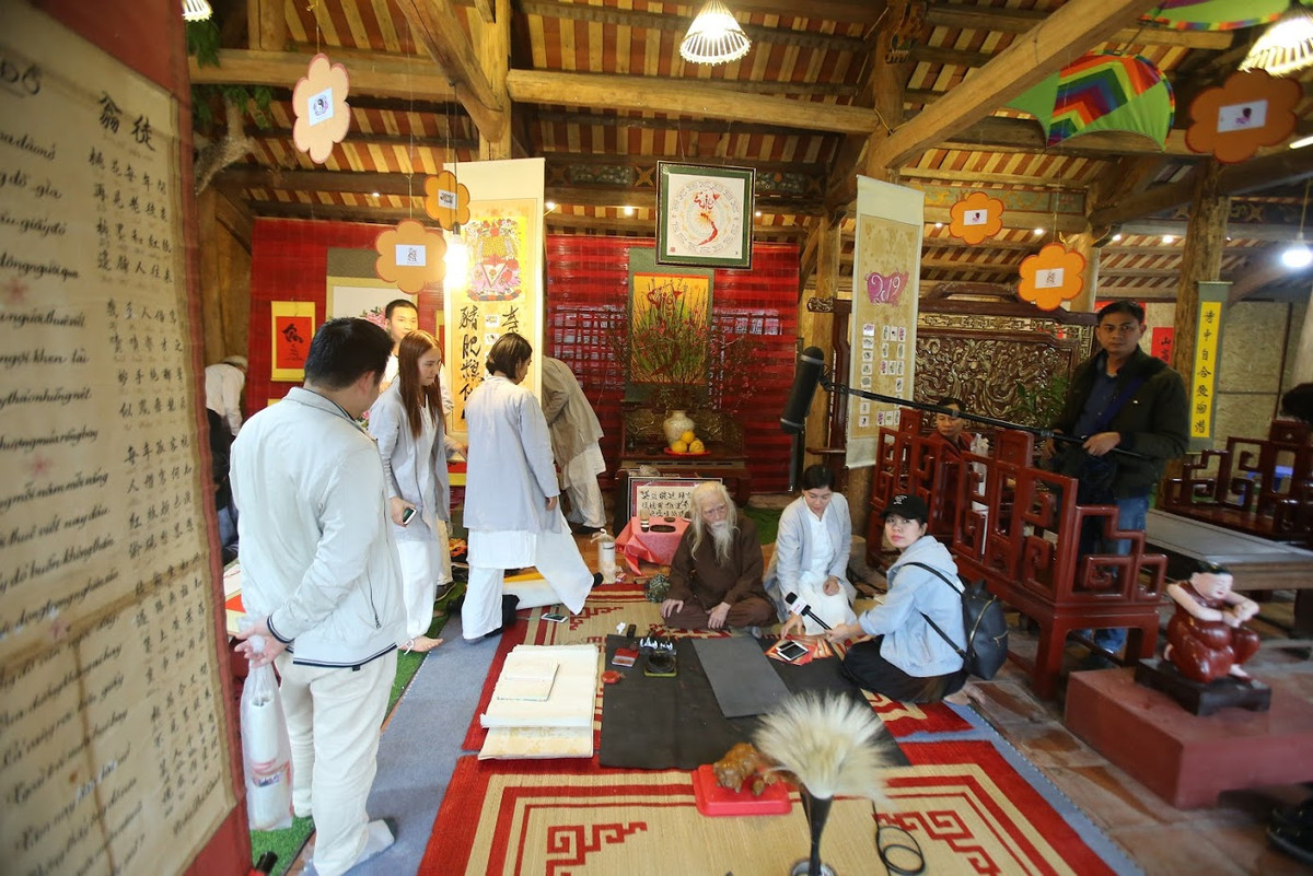 Không gian văn hóa Việt đã được dựng nên ở khu phố ông đồ Văn Miếu để phục vụ người dân tới xin chữ đầu năm.