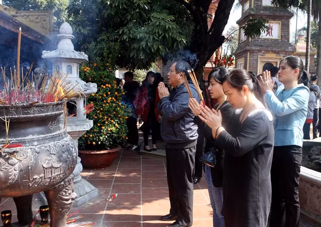 Quang cảnh bên trong chùa Trấn Quốc sáng 1 Tết Kỷ Hợi.