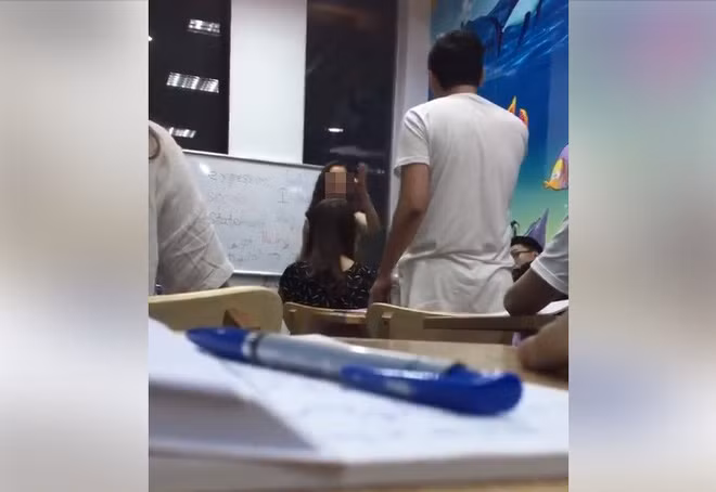 Đoạn clip dài gần 3 phút vừa được đăng tải có bối cảnh trong một lớp học. Mở đầu, giáo viên tiếng Anh cho biết, đây không phải lần đầu học viên này vi phạm, do đó, học viên phải đóng 100.000 đồng. Về phía mình, học viên này mong nhận được sự thông cảm của cô giáo và không đóng. Tuy nhiên, giáo viên này chỉ tay vào học viên, văng tục và lớn tiếng: "Đây là sân chơi của tao, tao thích làm gì thì làm".