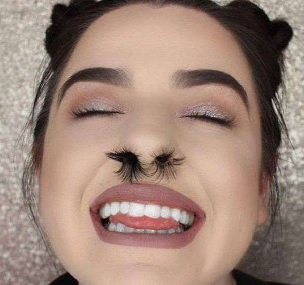 Nếu đã chán nối mi hay kẻ chân mày để tạo điểm nhấn cho khuôn mặt, bây giờ bạn còn có thể nối cả lông mũi và chải chuốt thật ấn tượng.