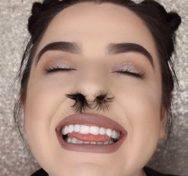 Nếu đã chán nối mi hay kẻ chân mày để tạo điểm nhấn cho khuôn mặt, bây giờ bạn còn có thể nối cả lông mũi và chải chuốt thật ấn tượng.