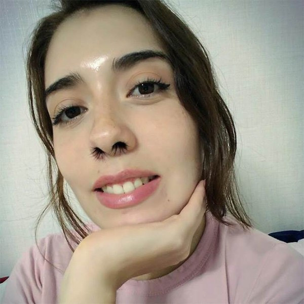 Về mặt kỹ thuật, phần lông mọc bên ngoài không phải là nối hay lông mũi thật mà là mi giả để tạo hiệu ứng siêu dài ló ra khỏi mũi.