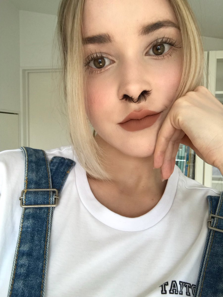 Nếu trước đây, mọi người thường nghĩ đến việc tẩy lông mũi thì giờ đây, mọc lông mũi dài và dày lại khiến nhiều chị em thích thú hơn.