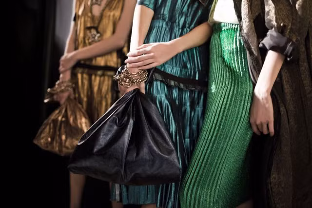 Bộ sưu tập Xuân/Hè 2014 của thương hiệu thời trang Lanvin đã xuất hiện chiếc túi đen bóng lủng lẳng trong tay các người mẫu trên sàn catwalk. Nhiều người cho rằng, chiếc túi này giống túi đựng rác bình thường.