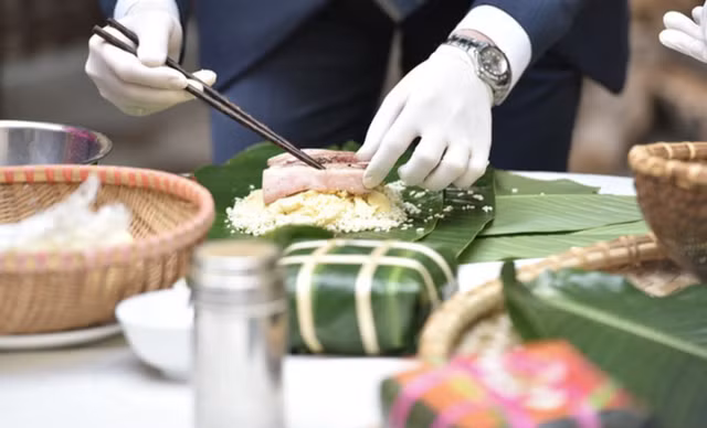 Được biết, đôi đũa này có giá dao động trong khoảng... 3 triệu đồng. Với nước sơn đen bóng, phần đuôi có chút họa tiết đặc trưng của Versace, đôi đũa sẽ khiến miếng bánh chưng mấy chục nghìn của bạn thêm phần cao sang phú quý, tựa hồ như món tôm hùm, vi cá mập vậy.