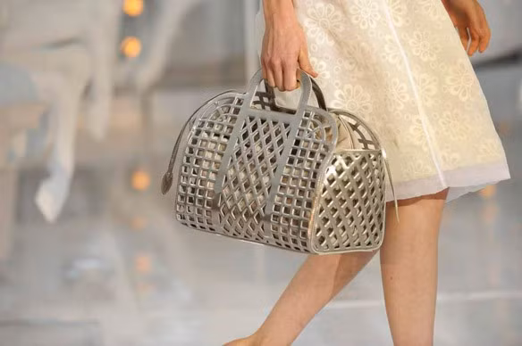 Hội Rich Kid dường như đã chán nản với chiếc làn đi chợ xoàng xĩnh, xin mời đến với thiết kế mùa Xuân-Hè 2012 của thương hiệu thời trang đình đám Louis Vuitton.