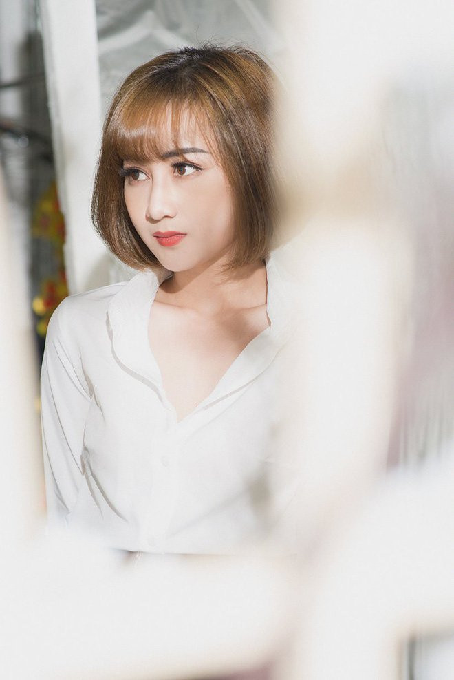 Sau một thời gian ngắn, cư dân mạng nhanh chóng truy tìm ra danh tính của cô đồng trẻ và càng bất ngờ hơn với dung nhan ngoài đời thực của cô.