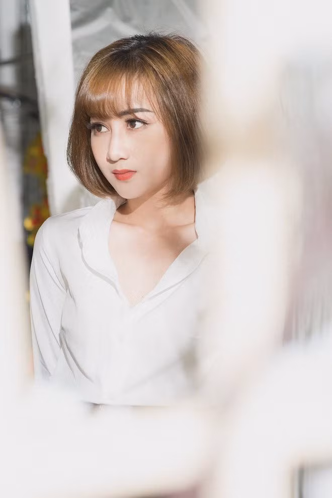 Sau một thời gian ngắn, cư dân mạng nhanh chóng truy tìm ra danh tính của cô đồng trẻ và càng bất ngờ hơn với dung nhan ngoài đời thực của cô.