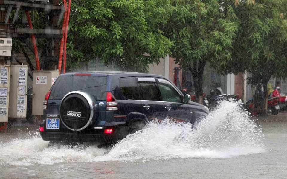 Đường Nguyễn Du ngập sâu, có điểm hơn nửa bánh ô tô