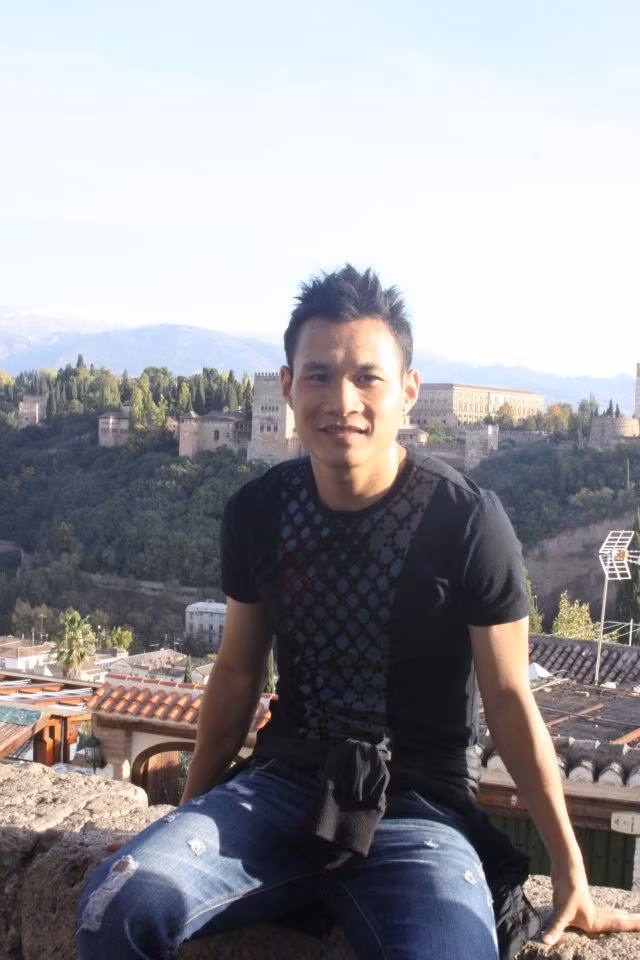 Biến cố cuộc đời đến với Bảo Quân khi 22 tuổi, chấn thương đã không cho phép anh tiếp tục đeo đuổi giấc mơ sân cỏ. Chàng cầu thủ 8X buộc phải về hưu non, để bắt đầu xỏ giầy bata chơi sân đất cho CLB bóng đá phong trào Dilmah.