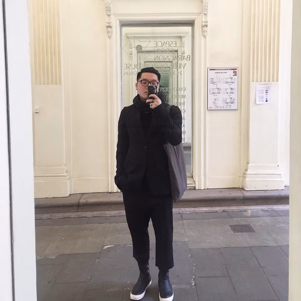 Cũng chính những năm du học tại Pháp đã ảnh hưởng đến phong cách thời trang của thầy giáo trẻ tên Mai Linh. So với những người đồng nghiệp, Mai Linh có phong cách phóng khoáng và trẻ trung hơn hẳn. Cũng vì vậy mà anh khá được học sinh yêu mến và thường xuyên gần gũi.